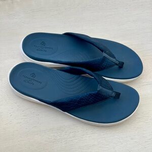 Clarks Cloudsteppers Lola Point flip flops sandals Size 10M Blue & White